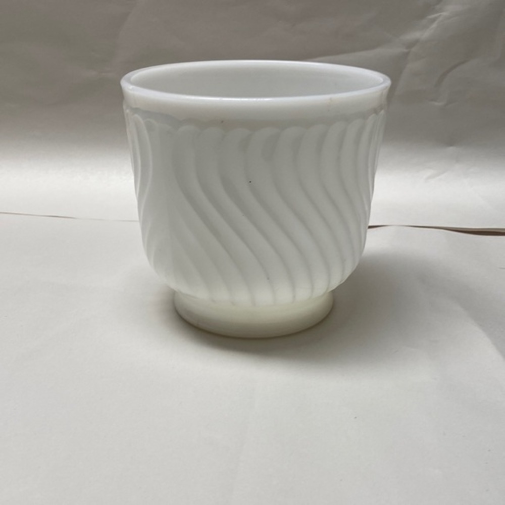 Napco vintage milk glass 1178 cleavland Ohio USA on the bottom.‎ It is footed
